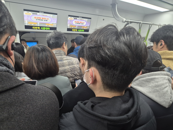 지난 28일 오전 8시쯤, 서해선 시흥대야역에서 탑승객이 몰리며 출입문이 닫히지 않고 있다. 전율 기자