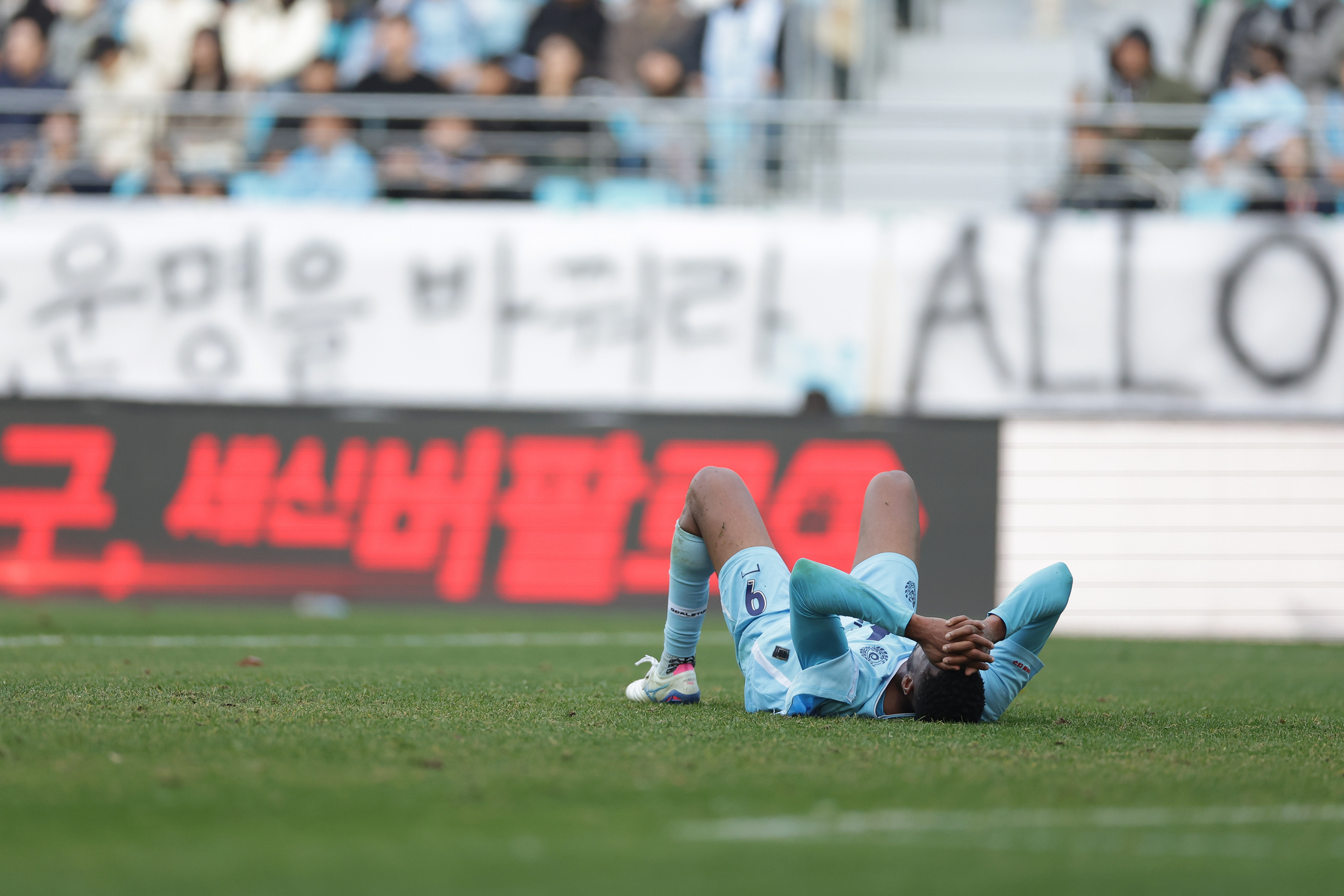2부리그로 강등된 뒤 좌절하는 대구FC 선수단. [사진 프로축구연맹]
