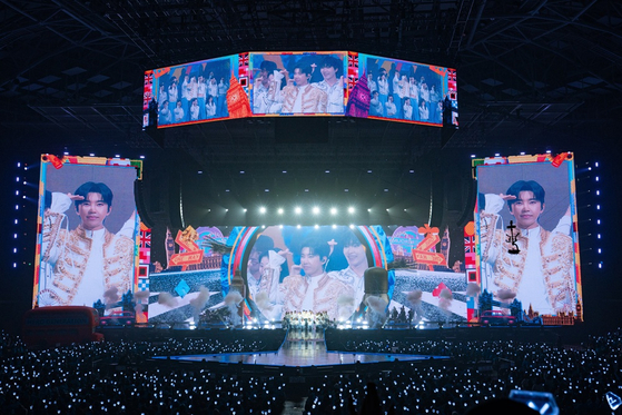 임영웅은 팬들에게 '건행' 포즈를 취했다. "건강하고 행복하자"는 임영웅과 팬들 사이의 메시지다. 사진 물고기뮤직