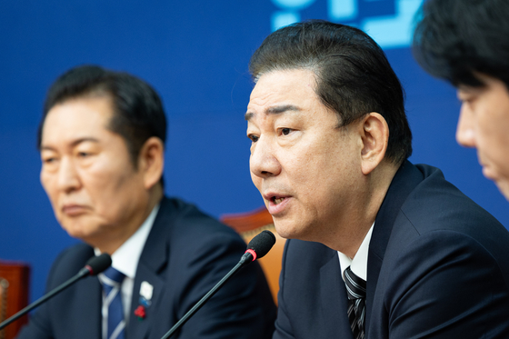 김병기 더불어민주당 원내대표가 1일 서울 여의도 국회에서 열린 최고위원회의에서 모두 발언을 하고 있다. 뉴스1