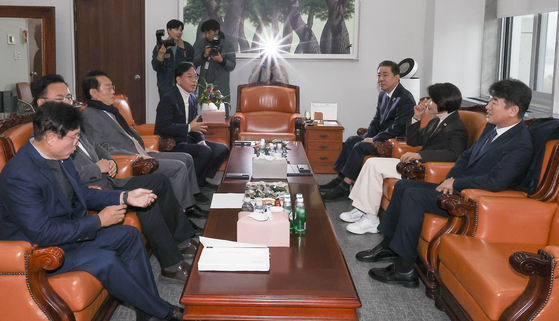 김병기 더불어민주당 원내대표(오른쪽 셋째)와 송언석 국민의힘 원내대표(왼쪽 넷째)가 30일 오전 국회에서 여야 원내대표 회동을 하고 있다. 임현동 기자