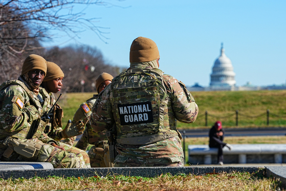 지난달 29일 미국 워싱턴DC 연방의회 의사당 앞 내셔널몰을 주방위군 소속 군인들이 순찰하고 있다. 로이터=연합뉴스