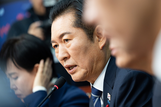 정청래 더불어민주당 대표가 1일 서울 여의도 국회에서 열린 최고위원회의에서 모두 발언을 하고 있다. 뉴스1