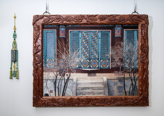 한국 사찰의 문살에 매료돼 이를 사진으로 찍고 이를 자수(실그림)로 구현한 작품. 권혁재 사진전문기자