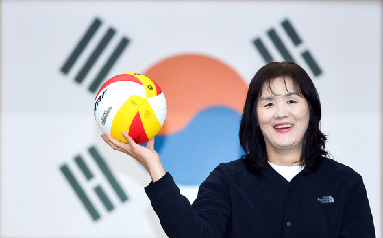 45년 만에 U-16 아시아여자배구선수권에서 한국을 우승으로 이끈 이승여 감독. 미도파 선수 출신으로 결혼 후 아이 셋을 키우며, 배구 지도자의 길을 걸었다. 애정 어린 잔소리와 속정으로 사춘기 소녀 선수들을 원팀으로 이끌었다. 김성태 객원기자