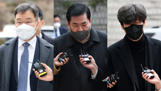 서울중앙지법은 지난달 31일 대장동 개발사업 비리 의혹에 연루된 민간업자 5명에게 실형을 선고하고 법정 구속했다. 왼쪽부터 김만배 화천대유자산관리 대주주, 유동규 전 성남도시개발공사 기획본부장, 남욱 변호사. 뉴스1