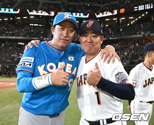 [OSEN=손용호 기자] 30일 일본 에스콘필드 홋카이도에서 ‘한일 드림 플레이어즈 게임’이 열려 한국이 이대호의 홈런을 앞세워 7-1로 승리했다.이 게임은 한국과 일본 프로야구를 대표했던 스타들이 총  출동해 양국의 우정을 이어간다.이병규가 후쿠도메와 기념사진을 찍고 있다./spjj@osen.co.kr