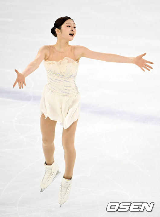 [OSEN=민경훈 기자] 30일 오후 서울 양천구 목동아이스링크장에서 ‘2025 KB금융 전국남녀 피겨스케이팅 회장배 랭킹대회’가 열렸다.이번 대회는 2026 ISU 사대륙 피겨스케이팅 선수권대회 파견선수 선발전과 2026 밀라노 코르티나 동계올림픽대회 1차 선발전, 2025/27 국가대표 1차 선발전으로 진행된다. 여자 시니어 프리 프로그램 부문 신지아가 멋진 연기를 펼치고 있다. 2025.11.30 / rumi@osen.co.kr