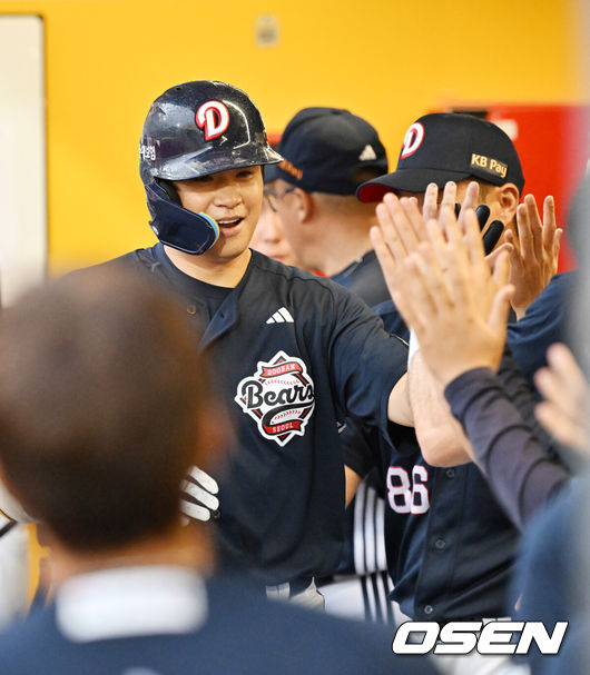 [OSEN=인천, 민경훈 기자] 19일 인천 SSG랜더스필드에서 ‘2025 신한 SOL Bank KBO리그’ SSG 랜더스와 두산 베어스의 경기가 열렸다.SSG는 드류 앤더슨, 두산은 콜어빈은 선발로 내세웠다.2회초 두산 선두 타자로 나온 김재환이 우중월 선취 솔로 홈런을 때린 후 덕아웃에서 동료들과 하이파이브를 하고 있다. 2025.07.19 /rumi@osen.co.kr