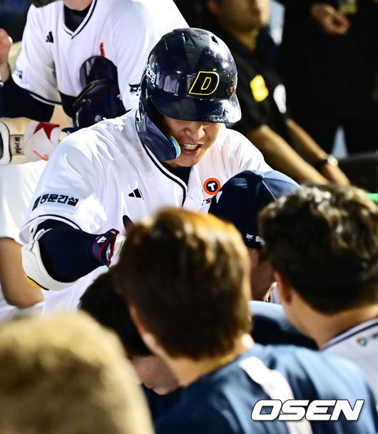 [OSEN=잠실, 지형준 기자] ‘천재 유격수’ 김재호의 은퇴식을 맞아 왕조의 주역들이 깨어났다.프로야구 두산 베어스는 6일 서울 잠실구장에서 열린 2025 신한 SOL뱅크 KBO리그 KT 위즈와의 시즌 12차전에서 8-7역전승을 거뒀다.두산은 2연승을 달리며 주말 3연전을 위닝시리즈로 장식했다. 시즌 34승 3무 48패. 반면 2연패에 빠진 KT는 43승 3무 40패가 됐다.8회말 두산 김재환이 역전 스리런포를 날리고 조성환 감독대행과 어부바 세리머니를 하며 동료선수들과 기뻐하고 있다. 2025.07.05 /jpnews@osen.co.kr