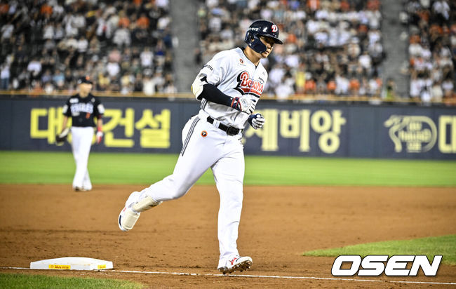 [OSEN=잠실, 조은정 기자]24일 오후 서울 잠실야구장에서 2025 신한 SOL Bank KBO리그 두산 베어스와 한화 이글스의 경기가 열렸다.이날 두산은 최승용, 한화는 폰세를 선발로 내세웠다.7회말 1사 1루 두산 김재환이 역전 투런 홈런을 날린 뒤 베이스를 돌고 있다. 2025.07.24 /cej@osen.co.kr