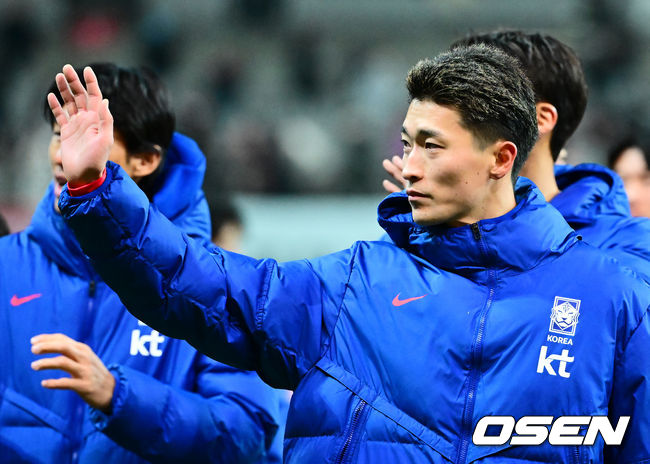 [OSEN=서울월드컵경기장, 지형준 기자] 홍명보 감독이 이끄는 한국 축구대표팀이 18일 오후 8시 서울월드컵경기장에서 열린11월 A매치 두 번째 친선경기에서'아프리카 강호' 가나를 상대로 1-0 승리했다.내달 2026 국제축구연맹(FIFA) 북중미 월드컵 조 추첨을 앞두고 열리는 마지막 평가전이었다.한국은 가나까지 잡아내면서 사상 최초로월드컵 포트 2를 확정하게 됐다. 이로써 대표팀은 홍명보 감독이 부임한 뒤 처음으로 A매치 2연전에서 나란히 승리를 거두게 됐다.경기를 마치고 대한민국 조규성이 팬들에게 인사를 하고 있다. 2025.11.18 /jpnews@osen.co.kr