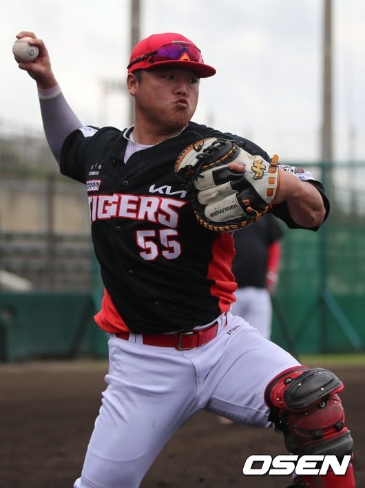 한준수가 오키나와 마무리캠프에서 송구훈련을 펼치고 있다. /KIA 타이거즈 제공