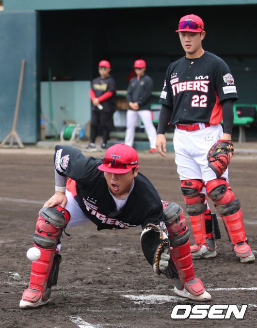 한준수가 오키나와 마무리캠프에서 홈 송구를 받고 있다. /KIA 타이거즈 제공