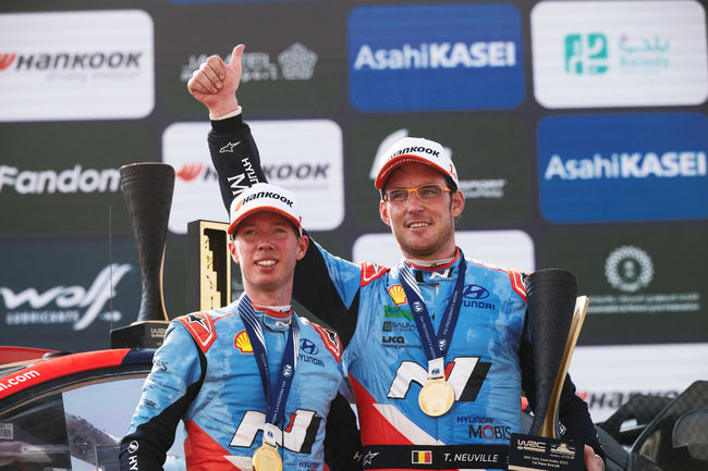 2025 WRC 사우디 아라비아 랠리에서 우승한 티에리 누빌(Thierry Neuville, 오른쪽)과 코드라이버 마틴 비데거(Martijn Wydaeghe)가 기뻐하고 있다. 