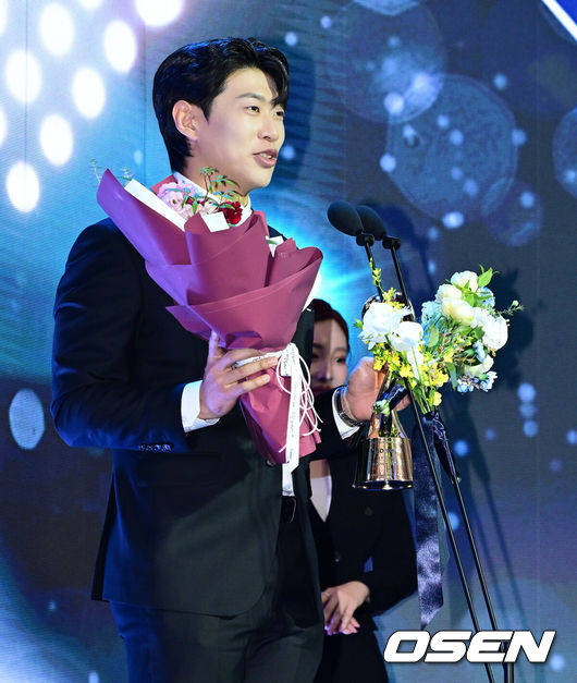 [OSEN=지형준 기자] 24일 오후 서울 잠실 롯데호텔 월드 크리스탈볼룸에서 ‘2025 신한 SOL뱅크 KBO 시상식’이 열렸다.KBO 시상식에서 가장 관심을 모으는 것은 단연 MVP 수상자다. 올해 MVP 레이스는 한화 코디 폰세와 삼성 르윈 디아즈의 2파전이다.3루수 부문 KBO 수비상을 수상한 키움 송성문이 소감을 말하고 있다. 2025.11.24 /jpnews@osen.co.kr