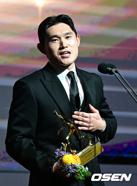 [OSEN=최규한 기자] 1일 오후 서울 홍은동 스위스 그랜드 호텔에서 ‘K리그 어워즈 2025’ 시상식이 열렸다.이날 시상식에는 최우수감독상, 최우수선수상(MVP), 영플레이어상, 베스트11 부문에 뽑힌 각 구단 수상자들과 후보들이 자리를 빛낸다.K리그1 MVP 울산 이동경이 소감을 전하고 있다. 2025.12.01 / dreamer@osen.co.kr