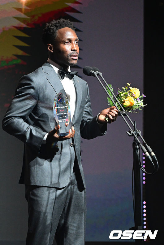 [OSEN=최규한 기자] 1일 오후 서울 홍은동 스위스 그랜드 호텔에서 ‘K리그 어워즈 2025’ 시상식이 열렸다.이날 시상식에는 최우수감독상, 최우수선수상(MVP), 영플레이어상, 베스트11 부문에 뽑힌 각 구단 수상자들과 후보들이 자리를 빛낸다.K리그2 MVP를 거머쥔 인천 제르소가 소감을 전하고 있다. 2025.12.01 / dreamer@osen.co.kr