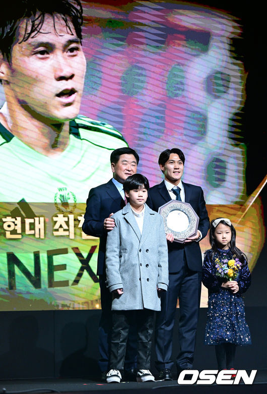 [OSEN=최규한 기자] 1일 오후 서울 홍은동 스위스 그랜드 호텔에서 ‘K리그 어워즈 2025’ 시상식이 열렸다.이날 시상식에는 최우수감독상, 최우수선수상(MVP), 영플레이어상, 베스트11 부문에 뽑힌 각 구단 수상자들과 후보들이 자리를 빛낸다.전북 최철순이 공로상을 수상한 뒤 자녀들, 권오갑 총재와 함께 포즈를 취하고 있다. 2025.12.01 / dreamer@osen.co.kr