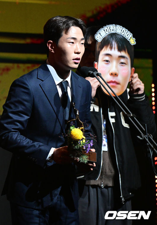 [OSEN=최규한 기자] 1일 오후 서울 홍은동 스위스 그랜드 호텔에서 ‘K리그 어워즈 2025’ 시상식이 열렸다.이날 시상식에는 최우수감독상, 최우수선수상(MVP), 영플레이어상, 베스트11 부문에 뽑힌 각 구단 수상자들과 후보들이 자리를 빛낸다.K리그1 영플레이어상을 거머쥔 강원FC 이승원이 소감을 전하고 있다. 2025.12.01 / dreamer@osen.co.kr