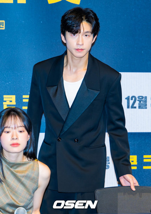 [OSEN=민경훈 기자] 1일 오후 서울 롯데시네마 월드타워에서 영화 '콘크리트 마켓' 언론배급 시사회 및 간담회가 열렸다.영화 '콘크리트 마켓'(감독 홍기원)은 대지진 이후 유일하게 남은 아파트에 물건을 사고파는 황궁마켓이 자리잡고, 생존을 위해 각자의 방식으로 거래를 시작하며 벌어지는 이야기.배우 홍경이 기자간담회를 위해 입장하고 있다. 2025.12.01 /rumi@osen.co.kr