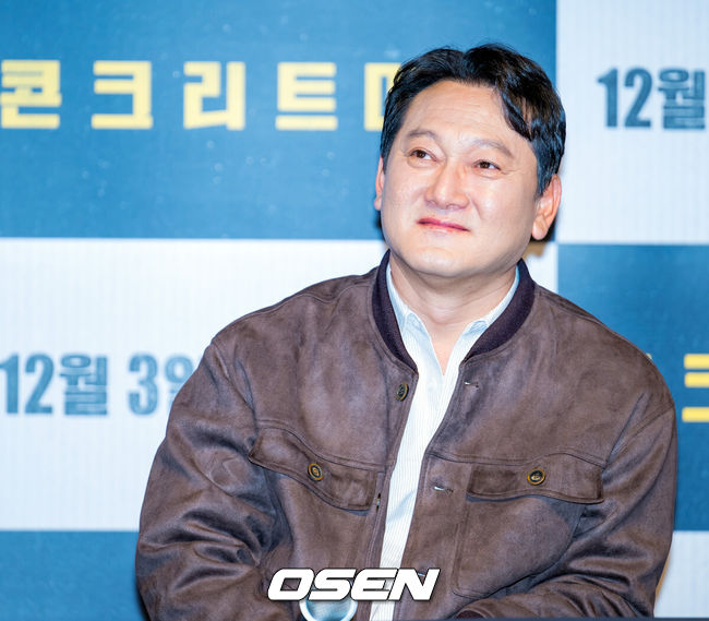 [OSEN=민경훈 기자] 1일 오후 서울 롯데시네마 월드타워에서 영화 '콘크리트 마켓' 언론배급 시사회 및 간담회가 열렸다.영화 '콘크리트 마켓'(감독 홍기원)은 대지진 이후 유일하게 남은 아파트에 물건을 사고파는 황궁마켓이 자리잡고, 생존을 위해 각자의 방식으로 거래를 시작하며 벌어지는 이야기.배우 정만식이 기자간담회에서 생각에 잠겨 있다. 2025.12.01 /rumi@osen.co.kr
