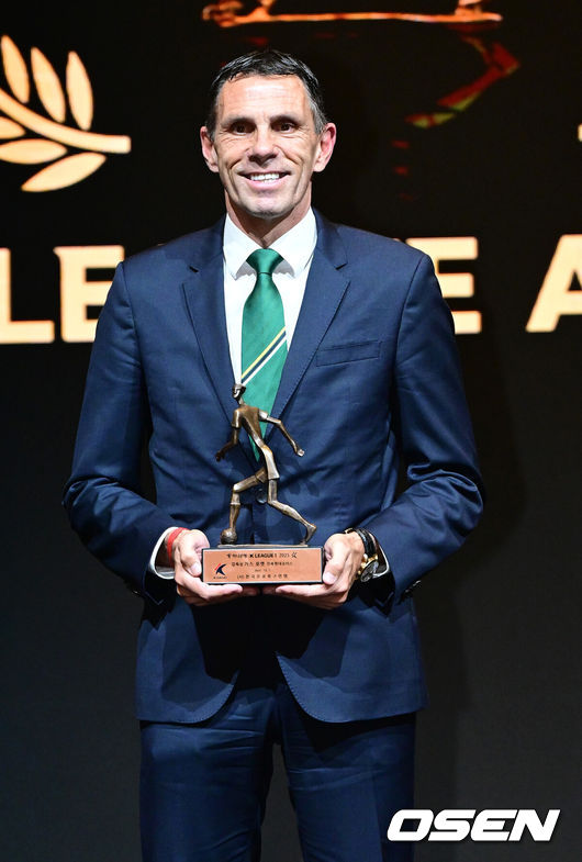 [OSEN=최규한 기자] 1일 오후 서울 홍은동 스위스 그랜드 호텔에서 ‘K리그 어워즈 2025’ 시상식이 열렸다.이날 시상식에는 최우수감독상, 최우수선수상(MVP), 영플레이어상, 베스트11 부문에 뽑힌 각 구단 수상자들과 후보들이 자리를 빛냈다.K리그1 감독상을 거머쥔 전북 거스 포옛 감독이 트로피와 함께 포즈를 취하고 있다. 2025.12.01 / dreamer@osen.co.kr