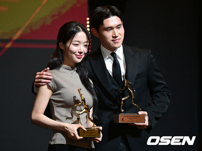 [OSEN=최규한 기자] 1일 오후 서울 홍은동 스위스 그랜드 호텔에서 ‘K리그 어워즈 2025’ 시상식이 열렸다.이날 시상식에는 최우수감독상, 최우수선수상(MVP), 영플레이어상, 베스트11 부문에 뽑힌 각 구단 수상자들과 후보들이 자리를 빛냈다.K리그1 MVP 울산 이동경이 와이프와 함께 기념사진을 찍고 있다. 2025.12.01 / dreamer@osen.co.kr