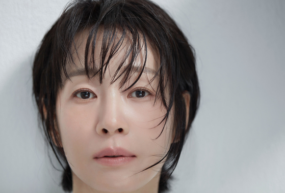 1996년 신승훈 뮤직비디오 ‘내 방식대로의 사랑’으로 데뷔한 명세빈은 내년 활동 30주년을 맞는다. 사진 코스모엔터테인먼트