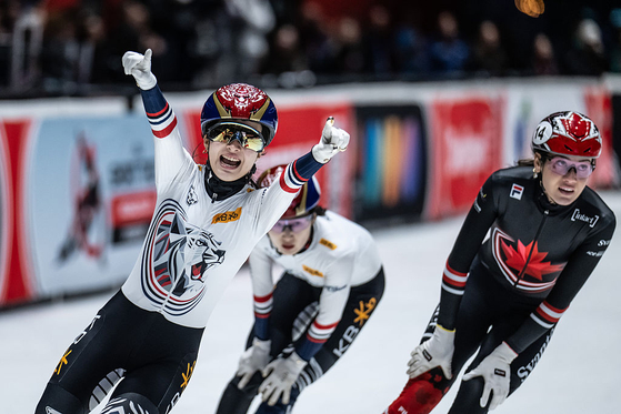 김길리(왼쪽)가 1일(한국시간) 네덜란드에서 열린 ISU 쇼트트랙 월드투어 4차 대회에서 여자 1500m 금메달을 수확했다. 오른쪽은 은메달리스트 코트니 사로, 뒤는 동메달을 따낸 최민정. 사진 ISU
