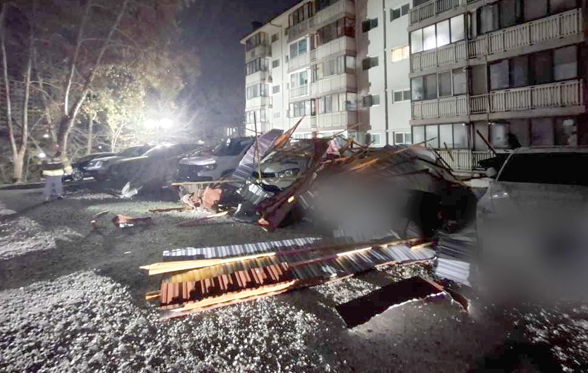 1일 오전 강원 속초시 교동 한 아파트 주차장에 지붕 구조물이 날아들어 차량 6대가 파손됐다. 사진은 파손된 차량. 사진 강원특별자치도소방본부