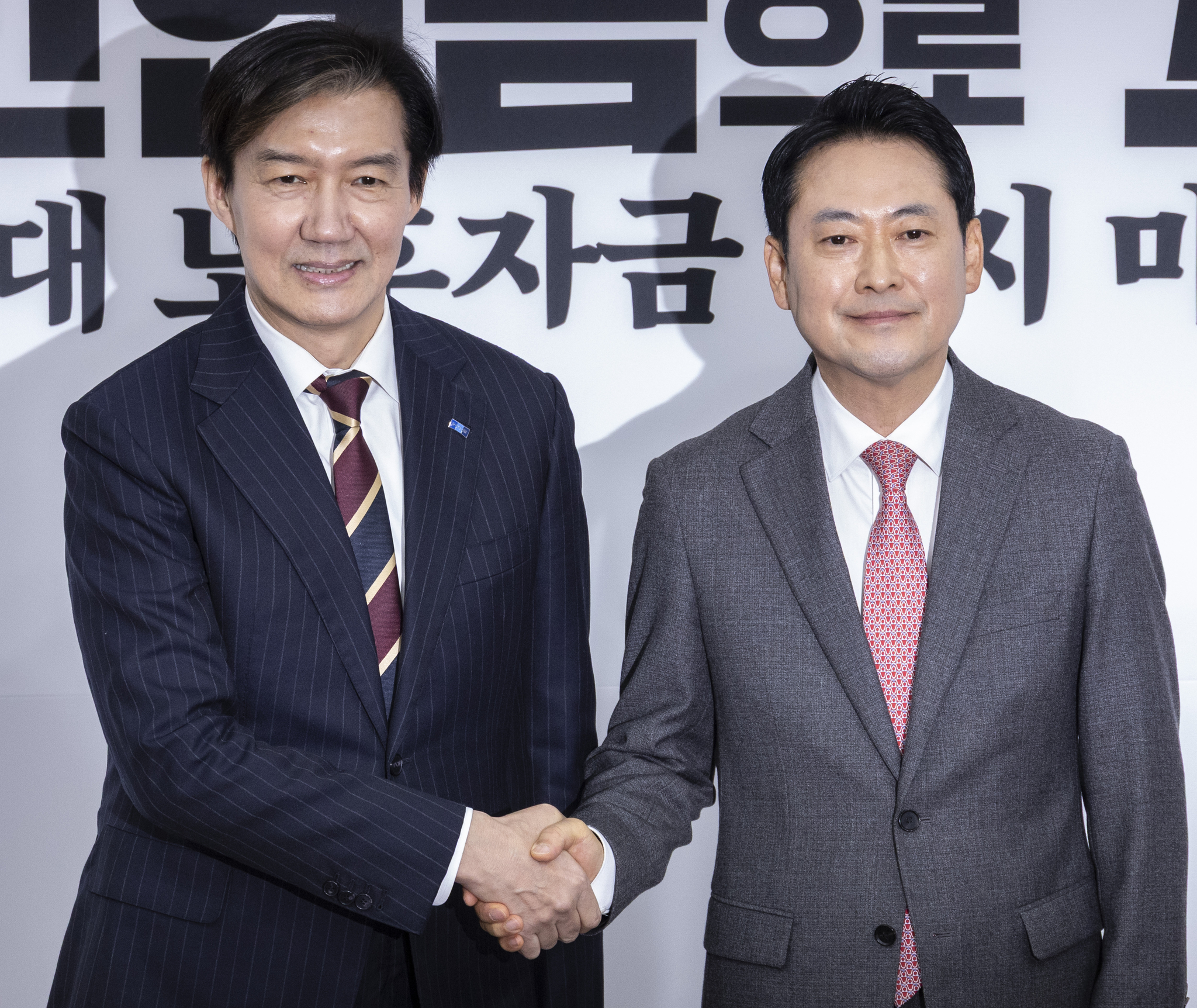 장동혁 국민의힘 대표(오른쪽)와 조국 조국혁신당 대표가 1일 국회에서 만나 악수하고 있다. 연합뉴스