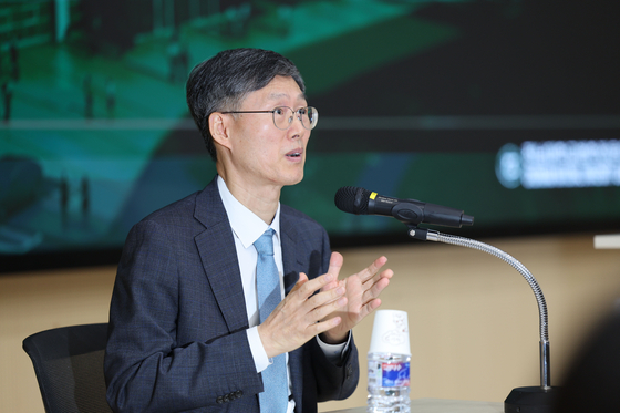 문형배 전 헌법재판소 권한대행이 지난달 13일 오후 광주 전남대학교 법학전문대학원 1호관 컨벤션홀에서 열린 초청강연회에서 학생의 질문에 답하고 있다. 뉴스1