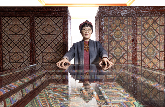 손인숙 작가의 작품은 자수공예를 가구와 결합해 마치 나전칠기 같은 문양을 자수로 표현하기도 한다. 각 분야의 인간문화재급 장인들과 협업의 결과로 전통 기법의 보존과 혁신이란 점에서 돋보인다. 권혁재 사진전문기자