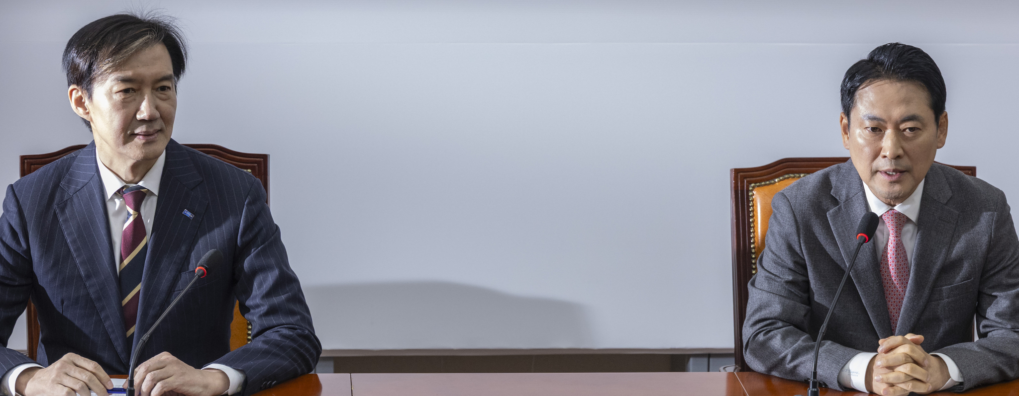 장동혁 국민의힘 대표(오른쪽)가 1일 국회에서 조국 조국혁신당 대표를 만나 인사말을 하고 있다. 연합뉴스