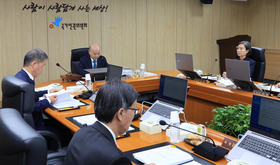 안창호 국가인권위원장이 지난달 24일 서울 중구 위원회에서 전원위원회를 주재하고 있다. 연합뉴스