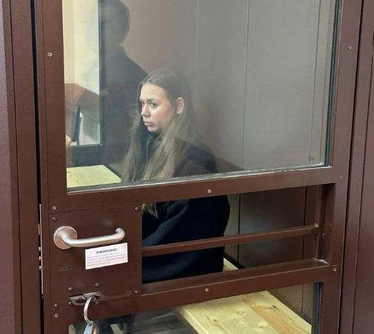 소셜미디어에 러시아군을 비판하는 글을 올린 항공사 승무원이 실형을 선고 받았다. 승무원 볼코바가 재판을 받는 모습. 더선