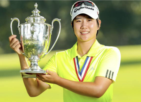 성은정이 2015년 US 여자 주니어 아마추어 챔피언십 우승컵을 들고 있다. 성은정 2016년에도 이 대회에서 우승했다. 중앙포토 