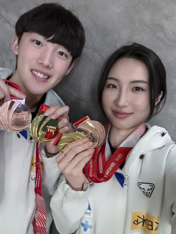 ISU 쇼트트랙 월드투어 4차 대회에서 각각 남자 1000m와 여자 1500m에서 우승한 임종언(왼쪽)과 김길리. 사진 700크리에이터스
