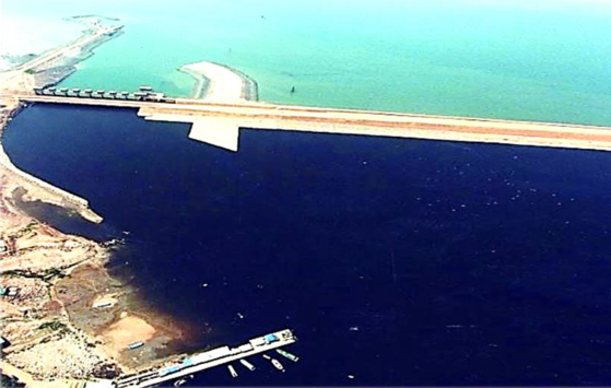 1994년 방조제가 완공된 후 죽음의 호수로 변한 모습. 푸른 바다와 달리 시화호는 오폐수 유입으로 검게 오염돼 있다. [사진 한국수자원공사]