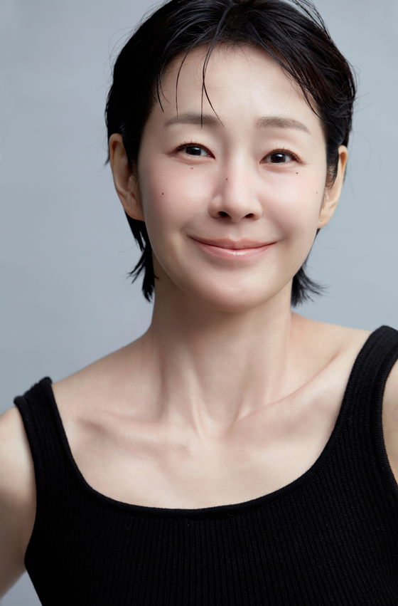 배우 명세빈은 JTBC 토일드라마 '서울 자가에 대기업 다니는 김 부장 이야기'에서 박하진 역으로 남편들이 바라는 이상적인 아내의 모습을 그려냈다. 사진 코스모엔터테인먼트