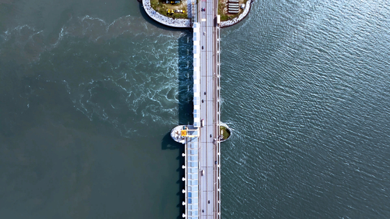 경기 안산 시화조력발전소. 서해와 시화호의 낙차를 이용해 전기를 생산한다. [사진 한국수자원공사]