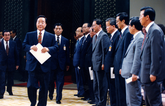 금융실명제는 1993년 8월 12일 오후 7시45분에 전격 발표됐다. 김영삼 대통령이 발표장으로 걸어가고 있다. [중앙포토]
