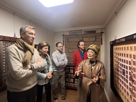 지난 11월 8일 경기도 용인시 기흥구의 손인숙 작가 전시공간(실그림갤러리)을 찾은 프랑스 루브르박물관의 자비에르 살몽 부관장(맨 왼쪽)과 그 일행이 손 작가(오른쪽)의 작품 설명을 듣고 있다. 강혜란 기자