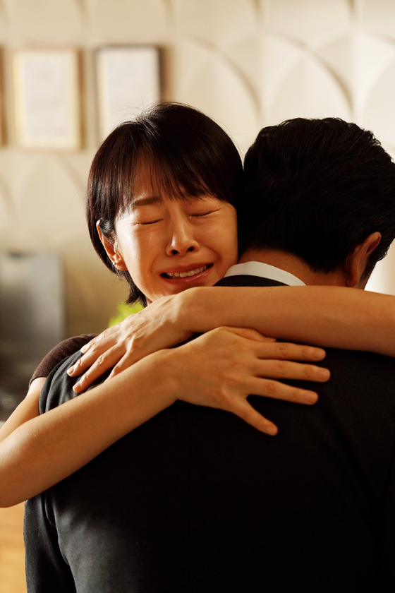 극중 대기업 ACT 부장으로 근무했던 김낙수(류승룡)가 희망퇴직을 하고 온 날 뜨거운 포옹으로 감싸는 박하진(명세빈)의 모습. 사진 SLL, 드라마하우스, 바로엔터테인먼트