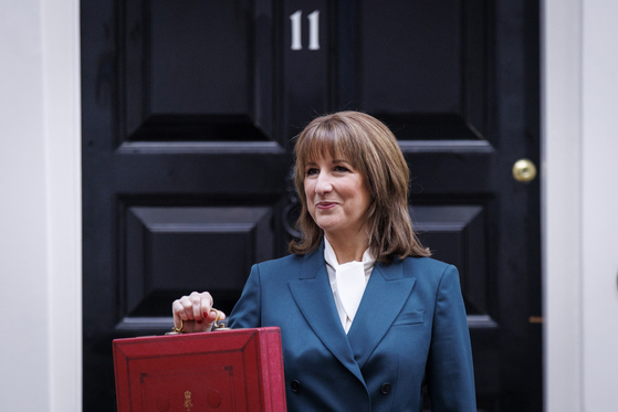 지난 26일(현지시간) 레이철 리브스 영국 재무장관이 예산안이 든 가방을 들어올리고 있다. EPA=연합뉴스