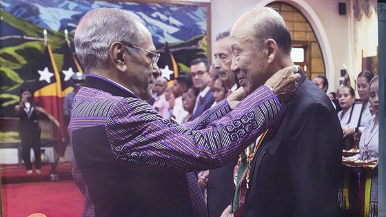 박경서 전 대한적십자사 총재가 지난달 27일 호세 라모스 오르타 동티모르 대통령으로부터 동티모르 국민대훈장(건국공헌)을 받고 있다. [박경서 전 총재 제공] 