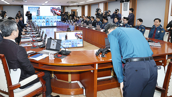  유재성 경찰청장 직무대행이 1일 서울 서대문구 경찰청에서 전국 경찰 지휘부 화상회의를 주재하며 12·3 비상계엄 당시 국회 출입을 통제한 경찰의 행위에 대해 대국민 사과를 하고 있다. 연합뉴스