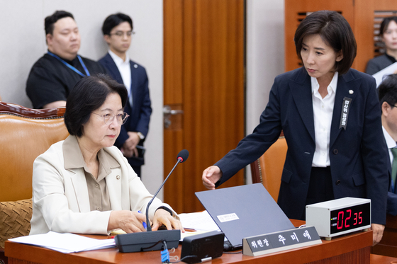 10월 16일 서울 여의도 국회에서 열린 법제사법위원회 감사원 등에 대한 국정감사에서 나경원 국민의힘 의원이 추미애 위원장에게 말을 걸고 있다. 뉴스1