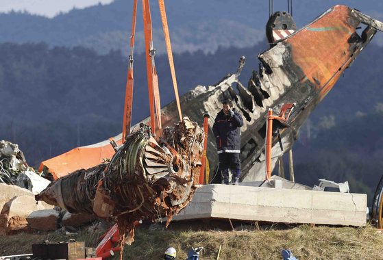 지난 1월 4일 전남 무안군 무안국제공항 제주항공 여객기 참사 현장에서 수색대원들이 엔진인양 작업을 하고 있다. 뉴시스